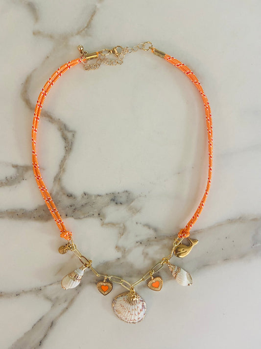 Ketting met oranje koord en schelpen