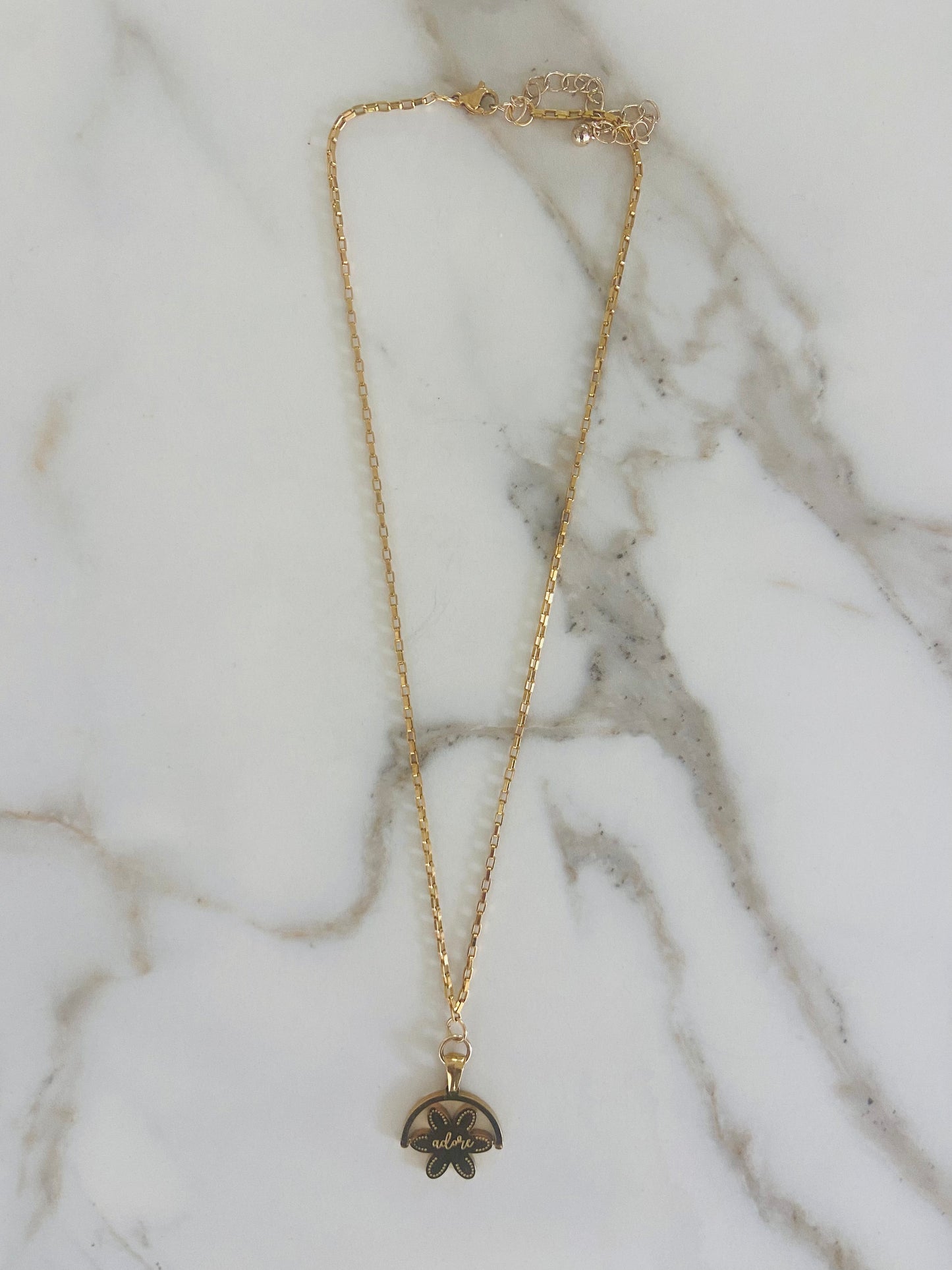 fijne gouden ketting venetiaanse schakel met bedel "adore"