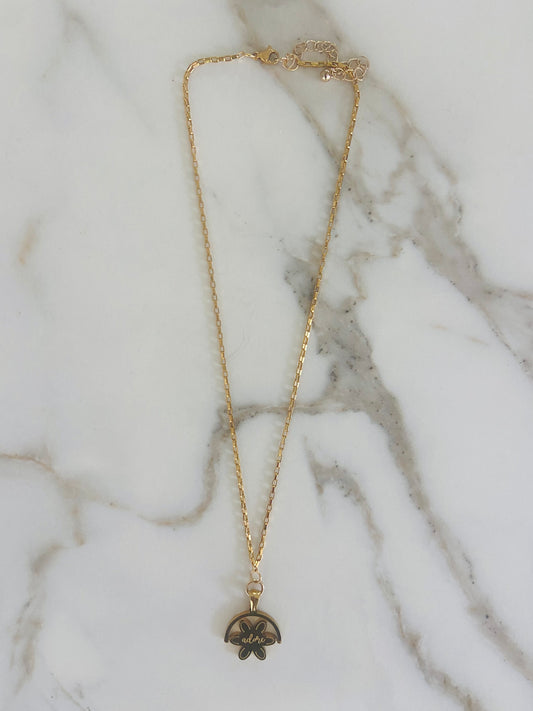 fijne gouden ketting venetiaanse schakel met bedel "adore"