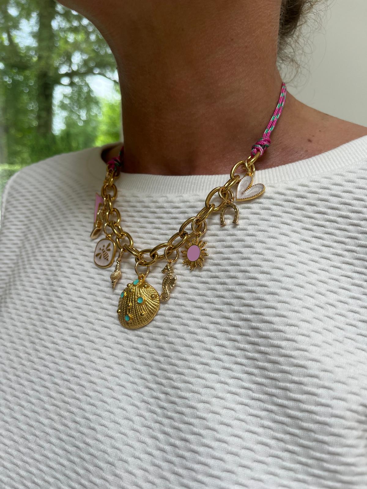 Ketting met roos/groen koord en gouden ketting met negen bedels