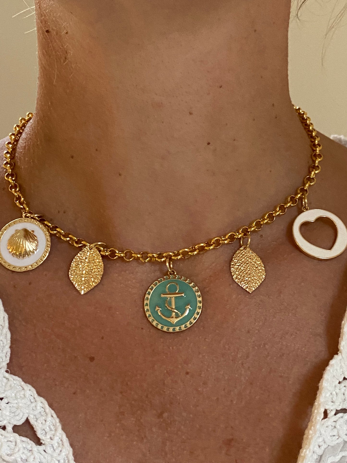 gouden jasseron ketting met vijf zomerse bedels