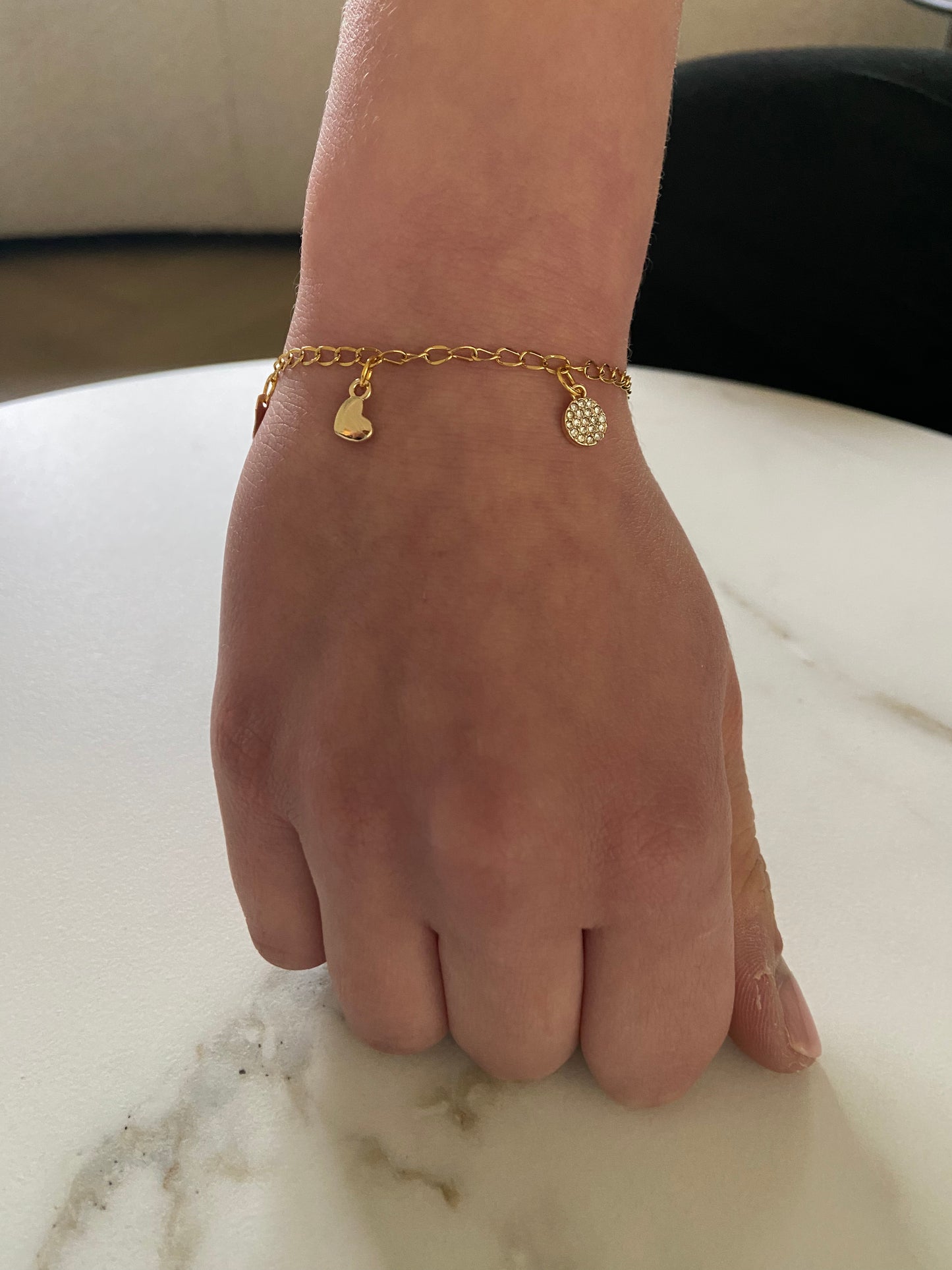 Armband goud met vijf fijne bedels