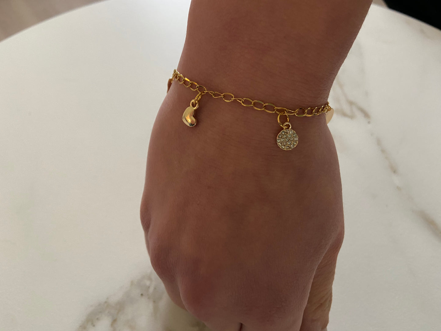 Armband goud met vijf fijne bedels