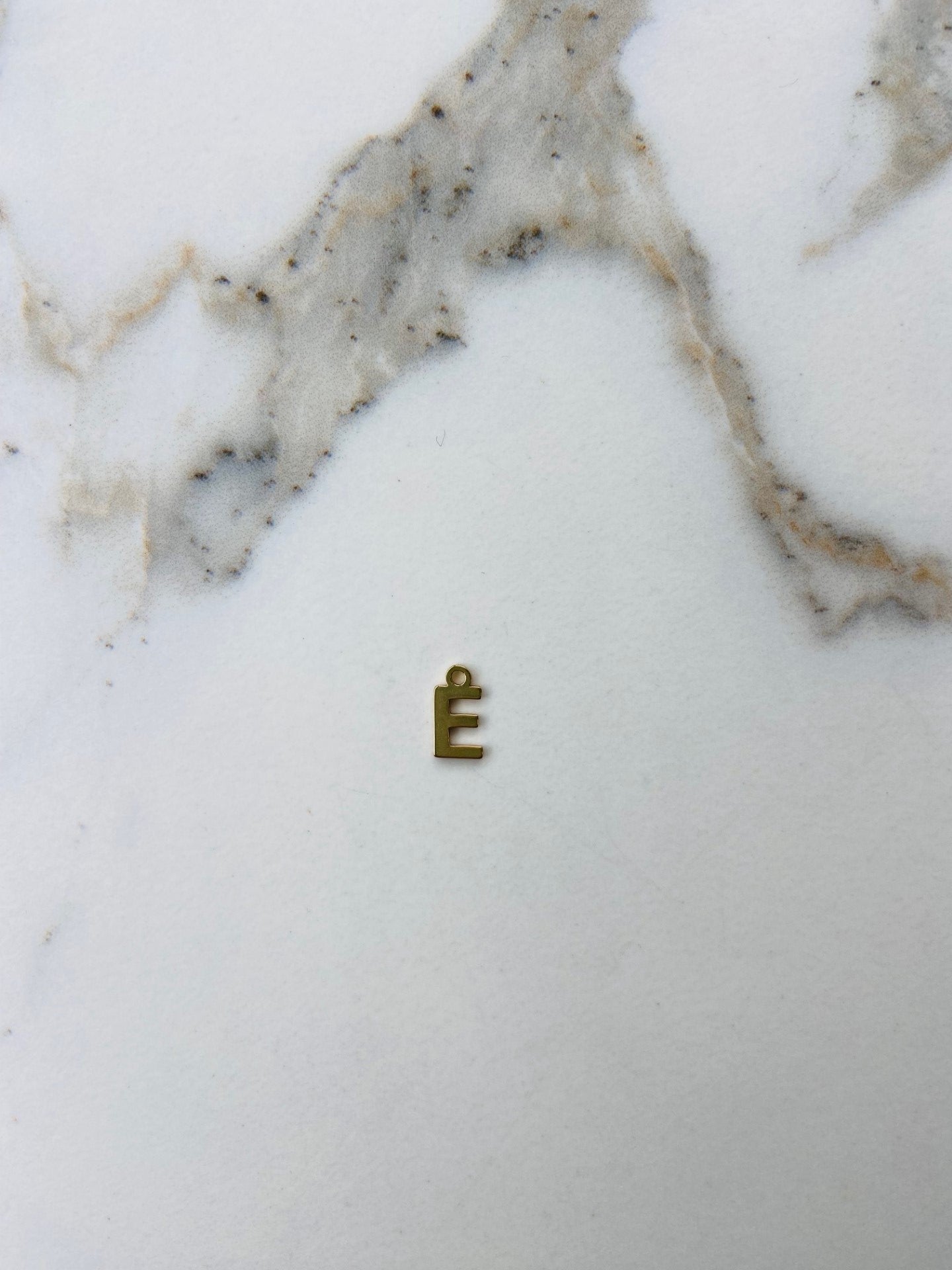 Bedel letter E goud